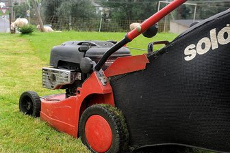 Augustusburg: Warum der Rasenmäher in der Polizeiverordnung plötzlich zum Problem wird - Rasenmäher-Zeiten waren immer Bestandteil einer kommunalen Polizeiverordnung. Jetzt nicht mehr, weil sich die rechtlichen Vorgaben geändert haben. Was als Vereinfachung gedacht war, sorgt mitunter für Verwirrung.