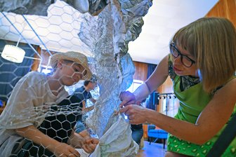 Augustusburg: Warum im Lehngericht eine Höhle gebaut wird - Aus Chemnitz extra nach Augustusburg zum Mitbauen angereist: Kaja und Mutti Helen Schenke.