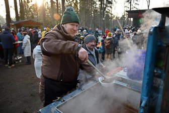 Augustusburg: Was Besucher an kalten Wintertagen auf die Waldbühne lockt - Heiße Gulaschsuppe half gegen die Kälte und den Hunger, ausgereicht von Rigo Meyer.