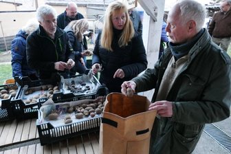 Augustusburg: Wie der Kartoffelanbau die Demokratie fördert - Im März zeigte der Gärtnermeister im Ruhestand, Eberhard Meyerhoff, wie man Kartoffeln im Pflanzsack anbaut.