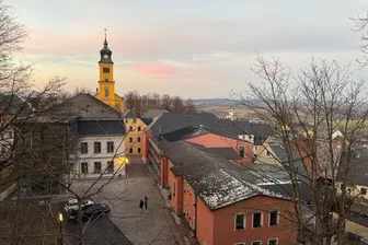 Augustusburg will Regeln für Photovoltaik-Module auf Altstadt-Dächern festlegen - Das Lehngericht in Augustusburg hat eine PV-Anlage auf dem Dach.