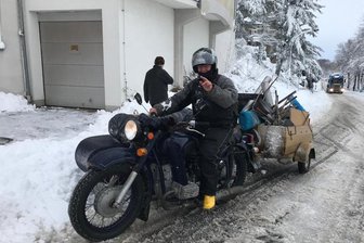 Augustusburg: Wintertreffen der Motorradfahrer abgesagt - Rainer Victor aus Borna-Dittmannsdorf war am Donnerstag der erste Winterbiker, der gegen 11.20 Uhr mit seiner Dnepr Augustusburg erreichte. Das Gespann ist Baujahr 1984. Der Bornaer hatte 98 Kilometer zurückgelegt und sei überall gut durchgekommen. Der Tacho des Gespanns zeigt 11.000 Kilometer - seit 20 Jahren. Nun wurde es abgesagt.