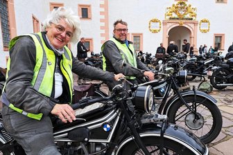 Augustusburg, Wolkenstein und Co: Schlösser ziehen 180 Motorradfahrer in ihren Bann - Für Katrin und Willi von den Driesch stellte die 15. Schlösser- und Burgenfahrt ein unvergessliches Erlebnis dar. Nach den Gesprächen auf dem Augustusburger Schlosshof genossen sie die Landschaft des Erzgebirges.