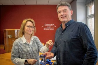 Augustusburg: Zwei Schlüssel für den Weg zum Rathaus-Schreibtisch - Schlüsselübergabe im Augustusburger Rathaus: Jens Schmidt übernimmt das Amt des Bürgermeisters von Sandra Kaufmann, die sieben Monate amtierende Stadtchefin war.