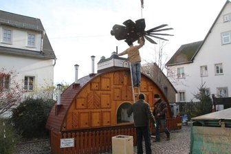 Augustusburger Adventskalender wird aufgebaut -