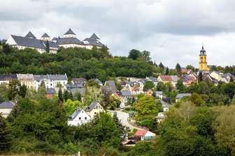 Augustusburger Choryfeen laden sich Kammerchor Chemnitz in die Schlosskirche ein - Zum „Chorduett“ treten Sängerinnen in Augustusburg (Blick zum Schloss aus Richtung Osten) auf.