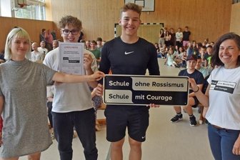 Augustusburger Gymnasium ist jetzt "Schule ohne Rassismus" - Die Regionalkoordinatorin Chemnitz Susann Peschel, (r.) und die sächsische Landeskoordinatorin Marlene Jacob überbrachten Schild und Urkunde, die Matty (l.) und Felix Würker übernahmen. 