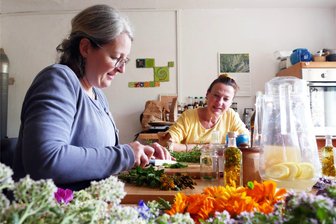Augustusburger Kräuter-Workshop: Das gehört in die Hausapotheke - Die Tipps von Elisabeth Püschmann (hinten) stellten für Peggy Stöckigt wichtige Anregungen dar, die ihr sowohl in privater als auch in beruflicher Hinsicht helfen.
