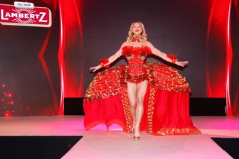Augustusburger Model-Agentur zeigt Schokoladenseiten bei Promi-Party in Köln - Ein Model der Agentur Wima-Models von Marie-Luise Wintermantel aus Augustusburg bei der Lambertz Monday Night in Köln. Die Kleider für die Modenschau bestehen zum Großteil aus Schokolade.