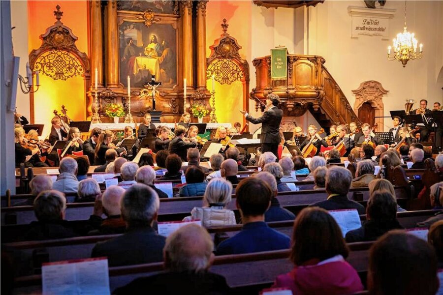Augustusburger Musiksommer: 170 Musiker bestreiten 23 Konzerte - Die Junge Philharmonie Augustusburg unter Leitung von Pascal Kaufmann bei einer Aufführung 2022 in der Stadtkirche St. Petri. 