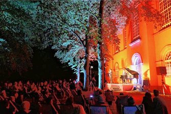 Augustusburger Musiksommer: Große Komponisten stehen im Mittelpunkt - Wie bereits im vergangenen Jahr zum Augustusburger Musiksommer wird der Kirchpark der Stadtkirche St. Petri in romantisches Licht getaucht.