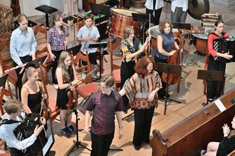 Augustusburger Musiksommer: Hommage an eine bedrohte Art - Jonas Otte (vorn links) bedankte sich nach der erfolgreichen Uraufführung seiner Komposition „Axolotl“ beim Landesjugendensemble für Neueste Musik, die Elizaveta Birjukova (vorn rechts) geleitet hatte.