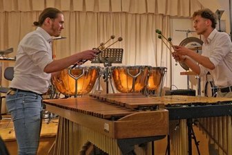 Augustusburger Musiksommer: Klangexperiment in der Schlosskirche - Simon Fengler (l.) und Lennart Gruenhagen gastieren in der Augustusburger Schlosskirche.