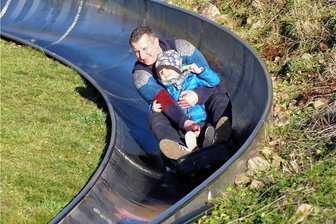 Augustusburger Pistengaudi vereint Winter- und Sommerfreuden - Für viele Kinder und Familien wurde die Sommerrodelbahn im Augustusburger Freizeitzentrum Rosts Wiesen zu einem Erlebnis. Seit Dienstag ist sie geöffnet. 