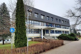 Augustusburger Regenbogengymnasium nach Bombendrohung geräumt - Leere Klassenzimmer: Nach einer Bombendrohung wurde das Regenbogen-Gymnasium in Augustusburg am Dienstag geräumt. Die Schule arbeitet das Geschehene jetzt auf, die Schüler haben am Mittwoch frei.