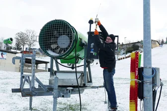 Augustusburger Skihang-Betreiber in der Warteschleife - Die insgesamt 14 Schneekanonen haben Jörg Hammer und seine Helfer bereits startklar gemacht.