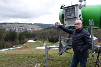 Augustusburger Skihang Rost‘s Wiesen geht in den „Sommerschlaf“ - Vom weißen Untergrund des Augustusburger Skihangs, zu dem die Schneekanonen von Jörg Hammer maßgeblich beigetragen hatten, sind nur noch kleine Flecken übrig geblieben.