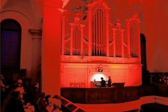 Augustusburger Sommernächte: Das Spiel von Musik und Farben - Die Kirche erstrahlte im kraftvollen 4. Satz (Toccata) der Suite Gothique von Léon Boëllmann in einem tiefen Rotton.