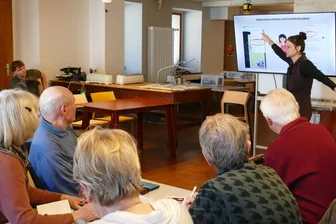 Augustusburger Techniksprechstunde gibt Senioren Sicherheit zu digitalen Medien: „Der richtige Ort für dumme Fragen“ - Die Digitalwerkstatt im Lehngericht Augustusburg ist während der Techniksprechstunde immer prall gefüllt.