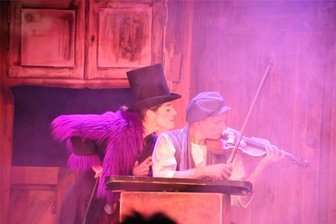 Augustusburger: Warum eine Geige ein Glücksfall für die Waldbühne ist - Vernebelt durch die Geldgier überlegt der arme Spielmann (Martin Del Torre), ob er dem Teufel (Alina Del Torre) seine Geige überlässt.