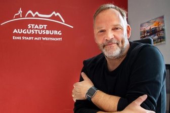 Augustusburgs Bürgermeister Neubauer will Landrat in Mittelsachsen werden - Zu Kaffee hat Dirk Neubauer eine besondere Beziehung. Im Jahr 2013 hat er in Augustusburg eine Kaffeerösterei eröffnet. Im gleichen Jahr wurde er als Bürgermeister gewählt, vor zwei Jahren als Rathauschef bestätigt. Nun will er sich um den Posten des Landrats bewerben.