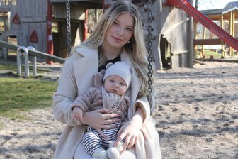 Augustusburgs neuer Erdenbürger Mateo wählt seinen eigenen Geburtstag - Marie Hoblik mit ihrem Sohn Mateo auf einem Spielplatz.