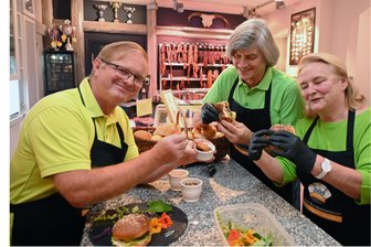 Augustusburgs Schloss-Burger: So schmeckt die Hommage an Kurfürstin Anna - Ingolf Fischer (l.) testet mit Steffen und Evelyn Jugelt den neuen Schloss-Burger.
