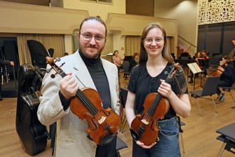 Aus 540 Jahre altem Holz: Diese Geige lässt Zwickau aufhorchen - Josef Vlcek (mit der Kornhaus-Geige) und seine Schwester Antonie bei der Probe von Bachs Doppelkonzert d-Moll mit dem Kammerorchester des Robert-Schumann-Konservatoriums am Mittwochabend.