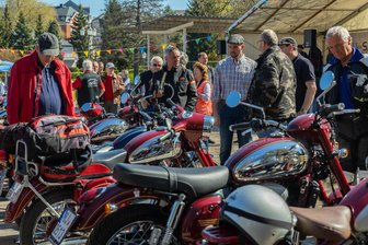 Aus allen Himmelsrichtungen rückten sie an: Tschechisches Kult-Motorrad Jawa lockt Enthusiasten ins Vogtland - Unzählige Besucher kamen zum Jawa-Treffen nach Rodewisch.