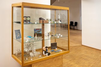Aus Alt mach Neu: Plauener Stadtverwaltung entdeckt das Upcycling - Die aufgemöbelte Ausstellungsvitrine im Plauener Rathausfoyer.
