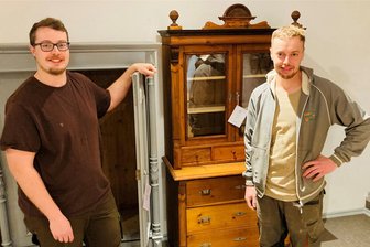 Aus Alt mach Neu: Wie zwei Brüder aus dem Erzgebirge betagte Möbel aufpolieren - Tobias und Benjamin Kunzmann (r.) betreiben die Firma „Kunzmann Recovery“, die altem Holzmöbel neues Leben einhaucht. Upcycling ist für die Brüder ein großes Thema. Dafür kehrten sie aus der Großstadt ins heimische Erzgebirge zurück.