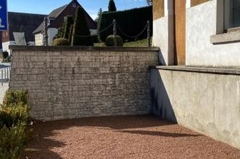 Aus alter Gaststätte wird Dorfzentrum - Hier an der Vorderseite könnte eine Rampe als behindertengerechter Zugang ins Erdgeschoss entstehen.
