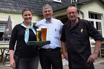 Aus Arizona in die "Tanne": Neue Wirtsleute starten durch - Rolf (rechts) und Rose Sasse haben die Gaststätte "Zur Tanne" in Tannenbergsthal von Steffen Linke (Mitte) gekauft. Nach 35 Jahren sagt er dem Vogtland Adieu. 