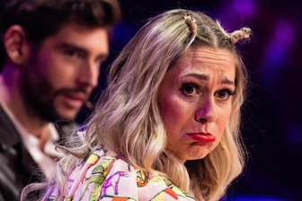 Aus bei „The Masked Singer“: Ruth Moschner ist in der neuen Staffel nicht mehr dabei - Ruth Moschner (47, hier während der Show im November 2023) ist in der neuen Staffel nicht mehr Teil des Rateteams von „The Masked Singer“.