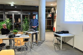 Aus Brachflächen soll Innenstadtoase werden - In einer Informationsveranstaltung erläutert Erik Schädlich vom Ingenieurbüro Projekta die Planung für das Gelände hinter dem Netzschkauer Rathaus.