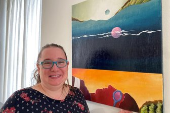 Aus dem Archiv ans Licht: Reichenbach gibt vergessenen Künstlern eine Bühne - Ausstellungskuratorin Grit Otto vor dem Bild „Zwei Männer in Betrachtung des Mondes“ von Thomas Reschke. Das Acrylbild nimmt augenzwinkernd Bezug auf ein Bild Caspar David Friedrichs. Die Depot-Schau öffnet am Mittwochabend.