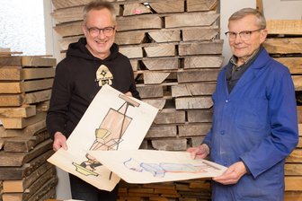 Aus dem Archiv auf die Leinwand: Seiffen-Film wird gezeigt - Tino (l.) und Johannes Günther mit Zeichnungen von Hans Reichelt.