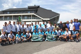 Aus dem CFC-Trainingslager: Wolken über dem Platz - Zum Abschluss stellten sich Profis und die Fan-Elf noch einmal zum Gruppenfoto vor dem Hotel auf.