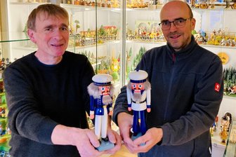 Aus dem Erzgebirge an die Ostsee: Nussknacker & Co. reisen in spezieller Mission nach Ueckermünde - Henry Pansch (r.) von der Touristinformation Eibenstock und sein Cousin Michael Baudner aus Ueckermünde haben die Idee zur Weihnachtsausstellung an der Ostseeküste ausgeheckt. Mit auf Reisen gehen auch zwei hölzerne Seeleute.