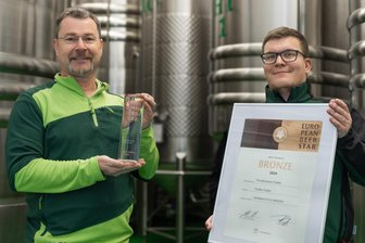 Aus dem Erzgebirge kommt eines der besten Biere der Welt - Sie haben Pokal und Urkunde in Nürnberg entgegengenommen: Brauereichef Thomas Fiedler und Braumeister Sebastian Müller (rechts).