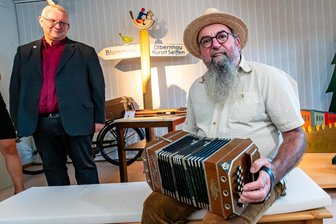 Aus dem Erzgebirge nach Südamerika: Ausstellung zeigt argentinisches Kulturerbe - Heiner Stephani spielte zur Ausstellungseröffnung auf einem Bandoneon.