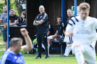 Aus dem Fanblock auf die Trainerbank: Neuer Göritzhainer Coach will oben mitmischen - Der Pflichtspielauftakt verlief für Jens Endmann (M.) und Rotation Göritzhain am Sonntag in Hartmannsdorf nach Maß.