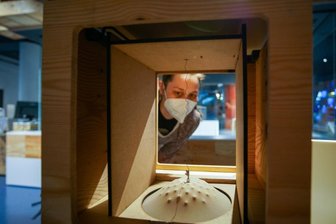 Aus dem Funken soll eine Flamme werden - Die österreichische Künstlerin und Designerin Veronika Krenn betrachtet auf der Ars Electronica in Linz das Exponat "Gänsehaut" ihres Kollegen Rico Denninger, das in einem der drei einwöchigen Kurse des Pilotprojektes "Labor 2025" entstanden ist.