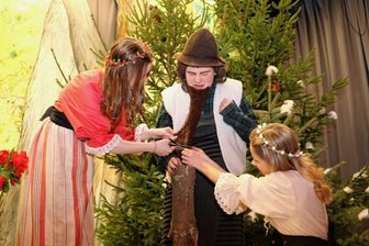 Aus dem Igel ist ein Zwerg geworden - Francis Lieberwirth, Maximilian Lüpke und Clementine Loos (v. l.) in der Szene, als Schneeweißchen und Rosenrot den Zwerg den Bart abschneiden. 