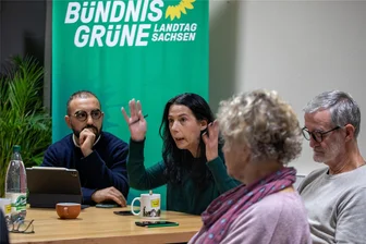 Aus dem Irak geflüchteter Grünen-Politiker über Chipkarten für Flüchtlinge: „So eine Karte ist rassistisch und diskriminierend“ - Der grüne Bundestagsabgeordnete Kassem Taher Saleh (links) war Montagabend zu Gast im Büro der Bündnisgrünen. Dort diskutierte er mit Arbeitsmarktmentorin Jeannette Haase-Pfeuffer (Mitte) und weiteren Gästen über Migration.