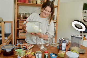 Aus dem Leben einer Back-Influencerin: Chemnitzerin gibt Backtipps und Tausende schauen zu - Lydia Jänsch in ihrer Show-Küche, die sie für ihre Videos nutzt.