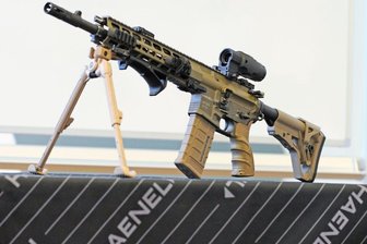 Das halbautomatische Sturmgewehr Modell CR223 steht auf einem Tisch in der Firmenzentrale von C.G. Haenel.