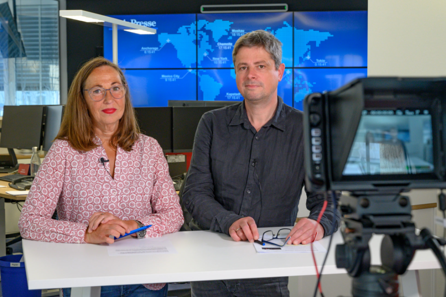 Aus dem Newsroom: Drei Monate fast kostenlos durch die gesamte Republik? - Antje Kloppenburg und Jan-Dirk Franke (r.).