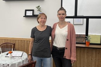 Schon seit sie ein kleines Mädchen ist, verbringt sie viel Zeit im Eiscafé ihrer Eltern. Bettina Leuschner (r.), die Tochter von Evelyn Leuschner (l.) wird derzeit in das Tagesgeschäft eingearbeitet. Im Geschäft selbst hat sie schon ihren eigenen Touch eingebracht: die traditionellen Eisbecher dienen als Blumenvasen. 
