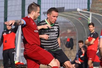 Aus dem Ruhestand zum Jugendverein - Auch mit 39 Jahren scheut Steffen Vogel (links) vom Meeraner SV keinen Zweikampf, wie diese Szene gegen Carsten Pfoh aus dem Heimspiel gegen Reinsdorf-Vielau beweist. l